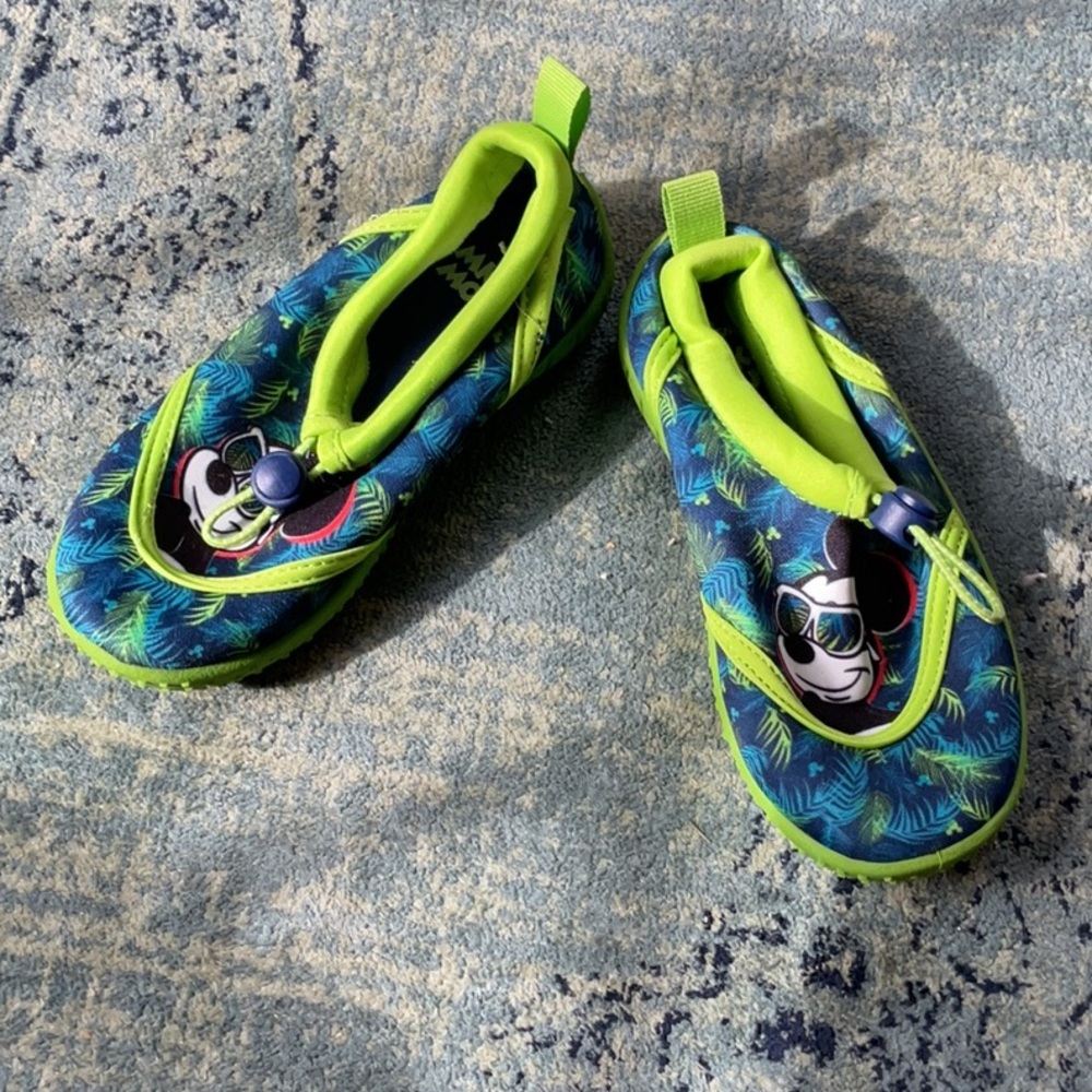 NWOT Kids' Green Disney Character Shoes 9/10